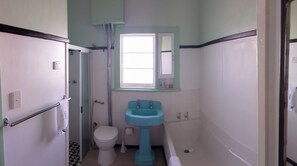 Hårføner, bidé, håndklær og såpe