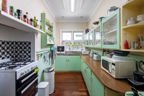 Fridge, microwave, oven, stovetop - Albert Road Cottage: Comfy, vintage home near water & town  (East Bunbury)