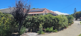 Albert Road Cottage: Comfy, vintage home near water & town 