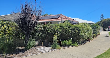 Albert Road Cottage: Comfy, vintage home near water & town