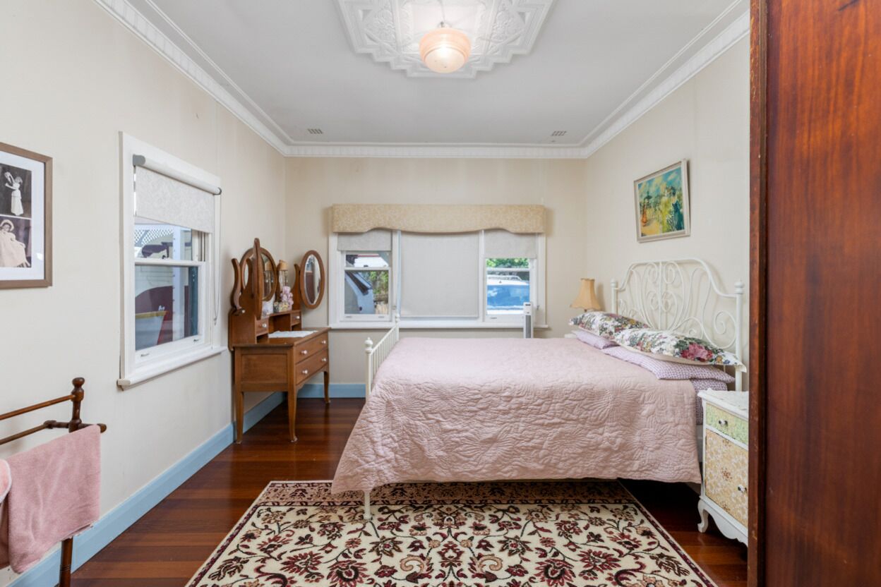 4 quartos, ferros/tábuas de passar roupa, berço de viagem