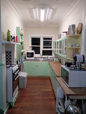 Jääkaappi, mikroaaltouuni, uuni, liesi