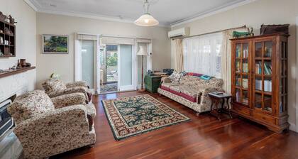 Albert Road Cottage: Comfy, vintage home near water & town