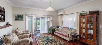 Albert Road Cottage: Comfy, vintage home near water & town