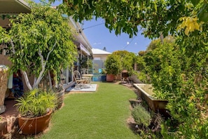Property grounds - Albert Road Cottage: Comfy, vintage home near water & town  (East Bunbury)