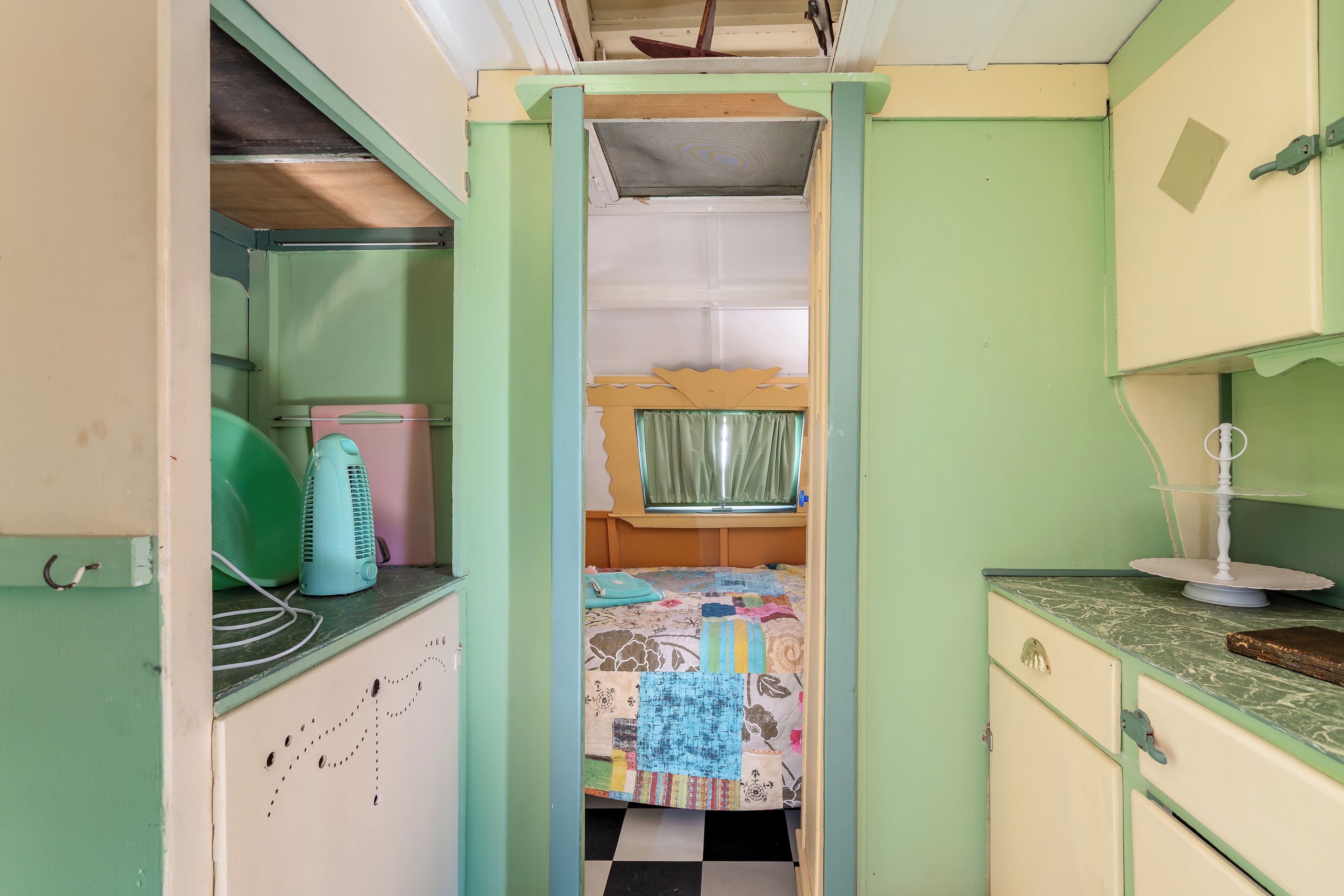 4 quartos, ferros/tábuas de passar roupa, berço de viagem