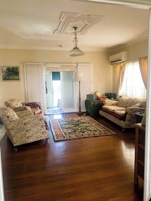 TV, books - Albert Road Cottage: Comfy, vintage home near water & town  (East Bunbury)