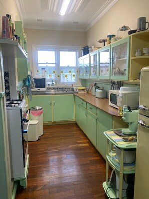 Fridge, microwave, oven, stovetop - Albert Road Cottage: Comfy, vintage home near water & town  (East Bunbury)