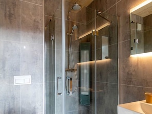 House | Bathroom | Bathtub - Modern Holiday Home With hot tub in Winterberg (Winterberg)