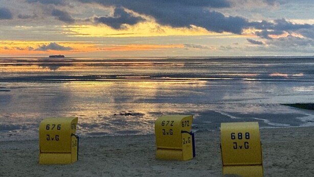 A beach with yellow markers labeled 676, 672, and 688. - Long Comfortable Holiday Residence (Cuxhaven)