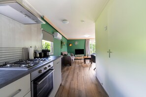 Fridge, microwave, oven, stovetop - Chalet in Stegeren near Heathlands (Stegeren)