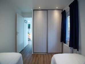 Chalet | 2 bedrooms, individually furnished, bed sheets - House With Dishwasher, in Nature Reserve (Rhenen)