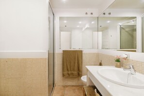 Haartrockner, Bidet, Handtücher, Seife