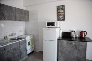 Apartemen, 2 kamar tidur, dapur, pemandangan kota | Dapur pribadi | Lemari es besar, microwave, oven, dan kompor