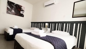 Una habitación de hotel moderna con una cama grande, una mesita de noche, un equipo de aire acondicionado y un espejo fijado a la pared.