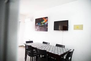Apartemen, 2 kamar tidur, dapur, pemandangan kota | Area keluarga | TV layar datar