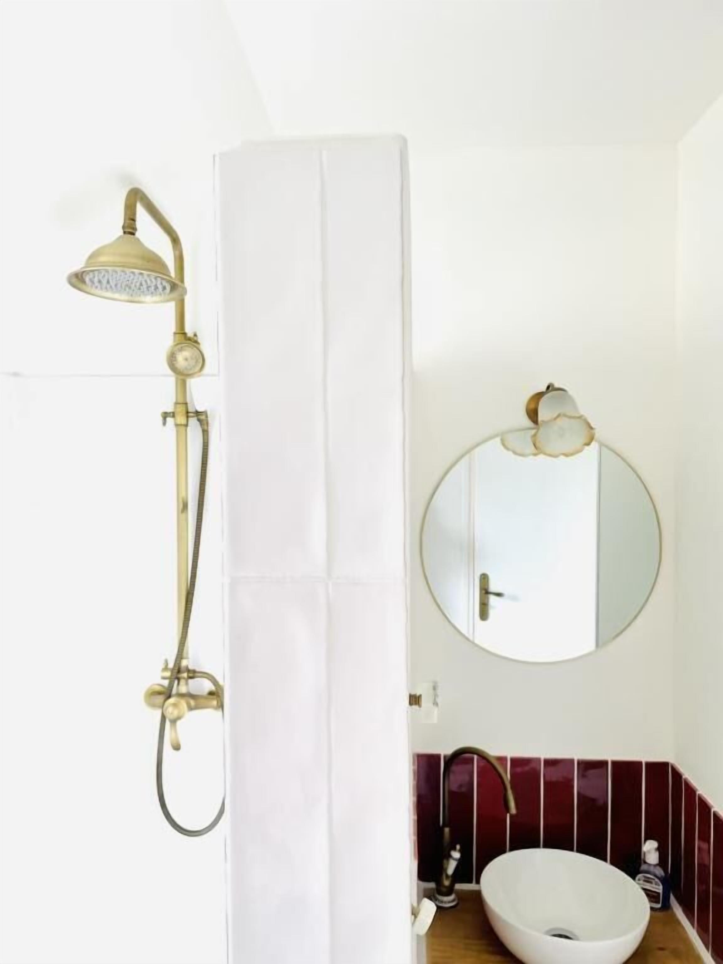 Bruser, hårtørrer, håndklæder, Sæbe