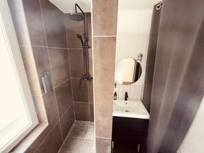 Ducha, secador de pelo, toallas, jabón