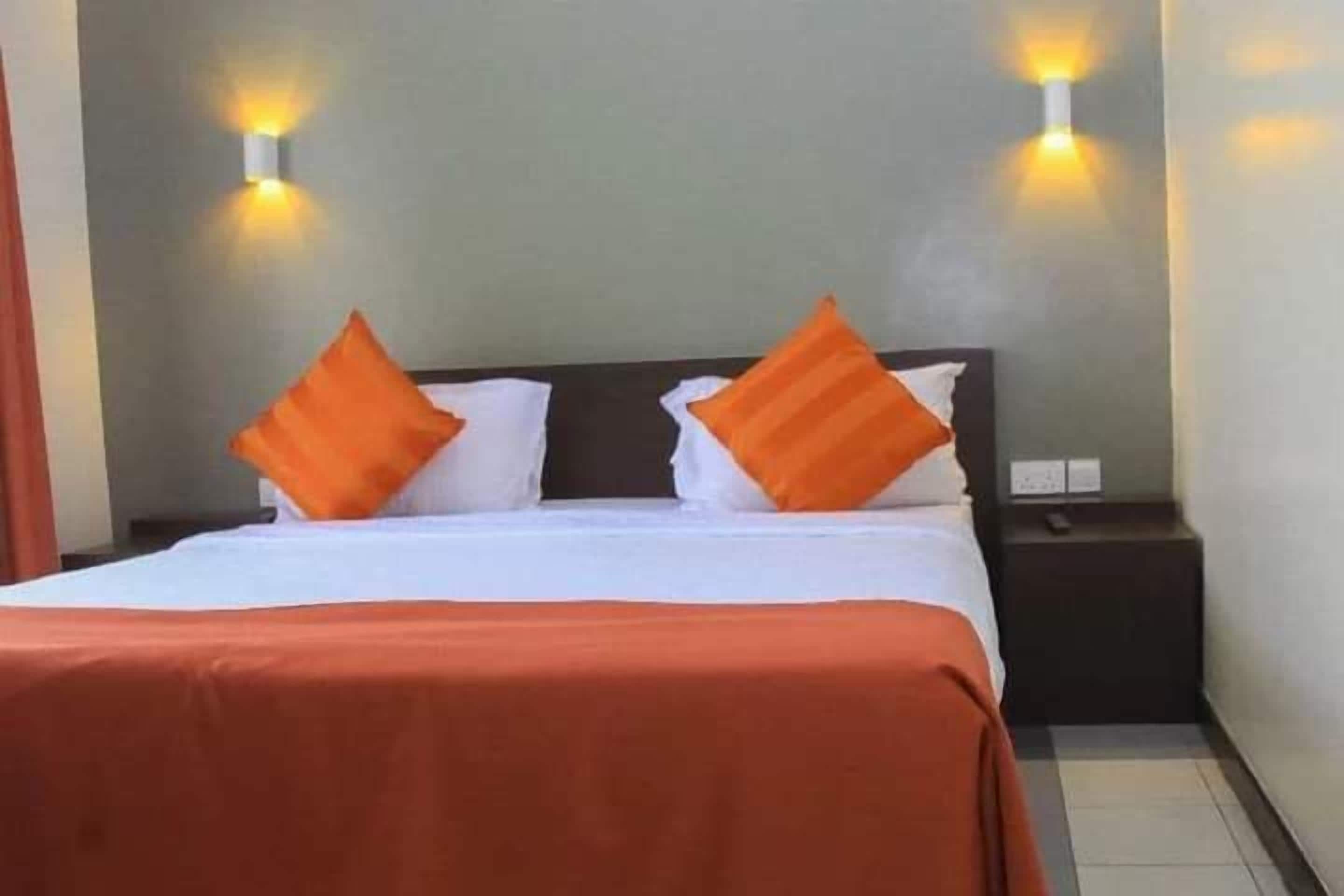 Caja de seguridad en la habitación, muebles diferentes y escritorio 