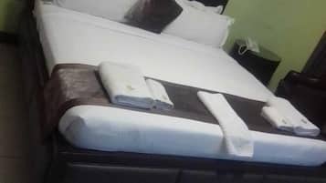 Double Room, Balcony, Garden View | In-room dining