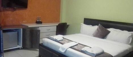 Studio, Balcony, Hill View | Private kitchen