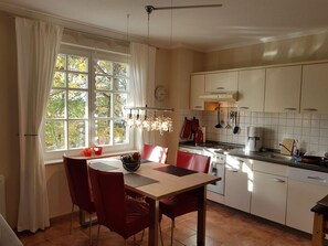 Apartamento | Cozinha privada | Fogão, chaleira elétrica, torradeira