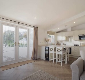 Fridge, microwave, oven, stovetop - Orchard Cottage (Lyminge)