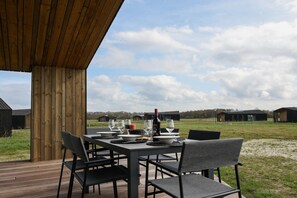 Outdoor dining - Cottage in Wissenkerke near Banjaard Beach (Wissenkerke)
