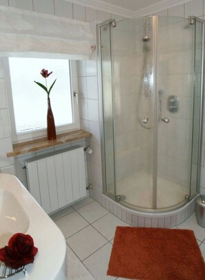 Apartment | Badezimmer | Dusche, Haartrockner