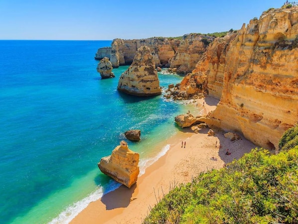 Una spiaggia nelle vicinanze