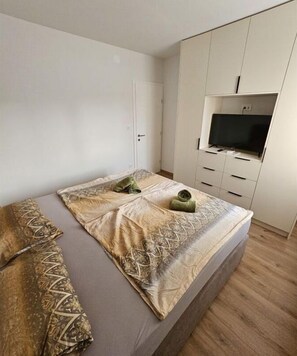 2 bedrooms, iron/ironing board, WiFi, bed sheets