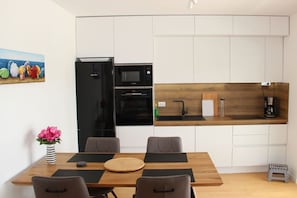 Refrigerador, microondas, placa de cocina, lavavajillas