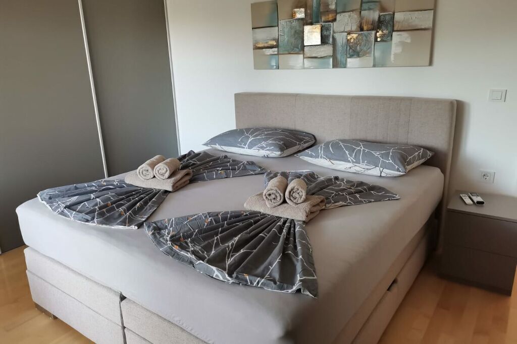 3 habitaciones, tabla de planchar con plancha y cuna de viaje 