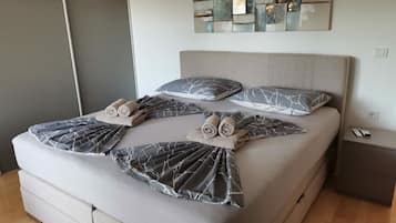 3 habitaciones, tabla de planchar con plancha y cuna de viaje