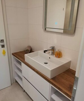 Douche, séchoir à cheveux, bidet