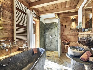 House | Bathroom | Bathtub - Felsenhutte Modern Retreat (Graen)
