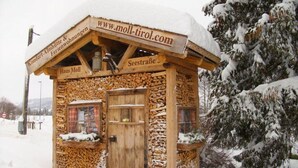 A wooden cabin with a sign reading "Seestraße" and "Haus Moll". - Felsenhutte Modern Retreat (Graen)