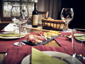 Dining - Felsenhutte Modern Retreat (Graen)