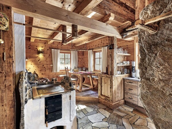 House | Private kitchen | Oven, electric kettle, toaster - Felsenhutte Modern Retreat (Graen)