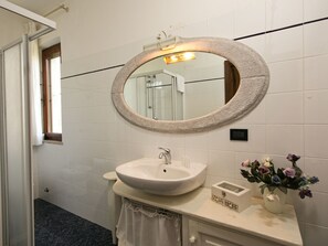 House | Bathroom - Hillside Pool & Spa Retreat (Castagneto Carducci)