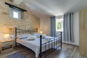 2 quartos, berço de viagem, Wi-Fi de cortesia, roupa de cama