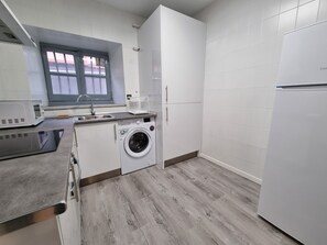 Kühlschrank, Mikrowelle, Ofen, Wasserkocher mit Kaffee-/Teezubehör