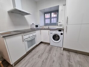 Kühlschrank, Mikrowelle, Ofen, Wasserkocher mit Kaffee-/Teezubehör