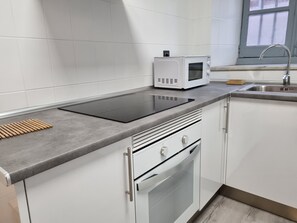 Kühlschrank, Mikrowelle, Ofen, Wasserkocher mit Kaffee-/Teezubehör