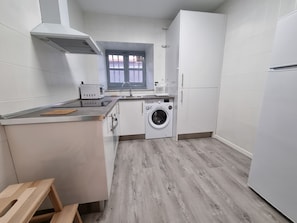 Kühlschrank, Mikrowelle, Ofen, Wasserkocher mit Kaffee-/Teezubehör