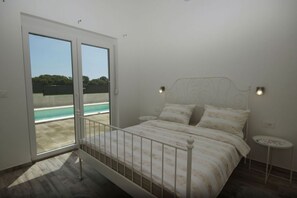 2 habitaciones, tabla de planchar con plancha y cuna de viaje 