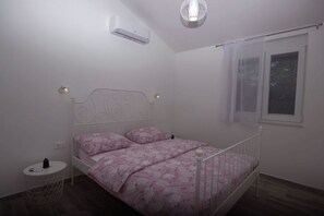 2 bedrooms, iron/ironing board, travel crib, free WiFi - Franka Comfortable holiday residence (Krnica)