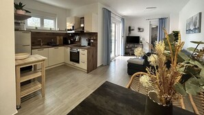A modern apartment with a kitchen, dining area, and living room. - Blizina Mora II Modern Retreat (Vir)