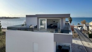 A modern house with a glass balcony overlooking a body of water. - Blizina Mora II Modern Retreat (Vir)