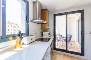 Kühlschrank, Mikrowelle, Ofen, Wasserkocher mit Kaffee-/Teezubehör